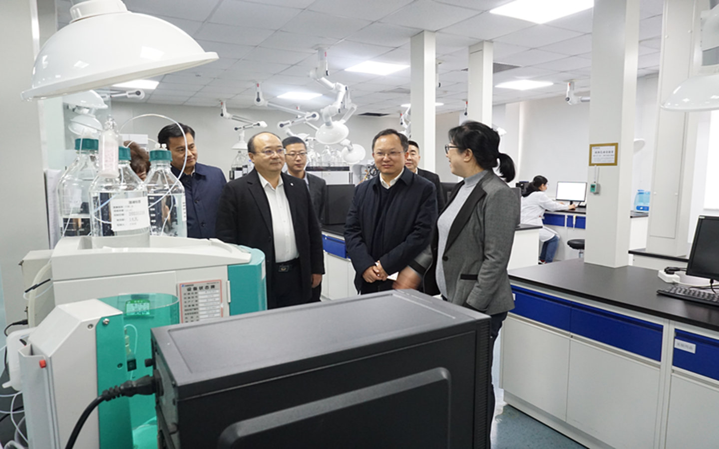 1701159792133566.jpg 8.参观实验室_副本.jpg