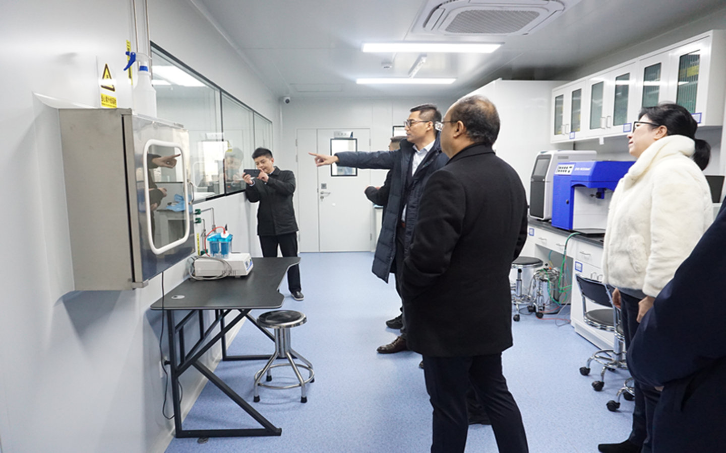 1701159829660623.jpg 9.参观实验室_副本.jpg